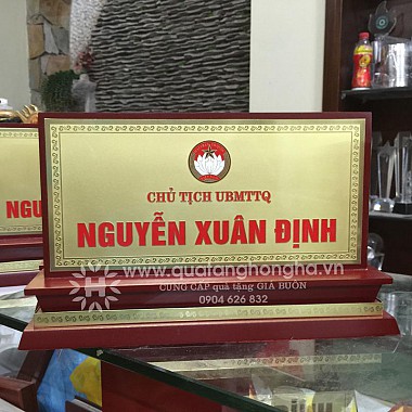 Biển chức danh chủ tịch ủy ban mặt trận tổ quốc
