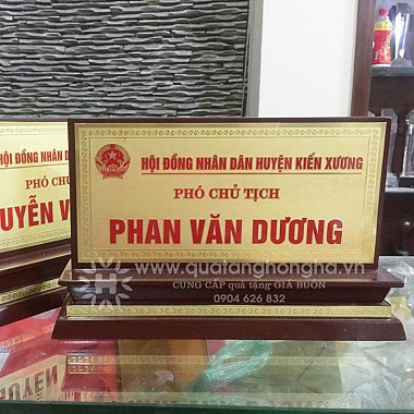 Biển chức danh chủ tịch hội đồng nhân dân
