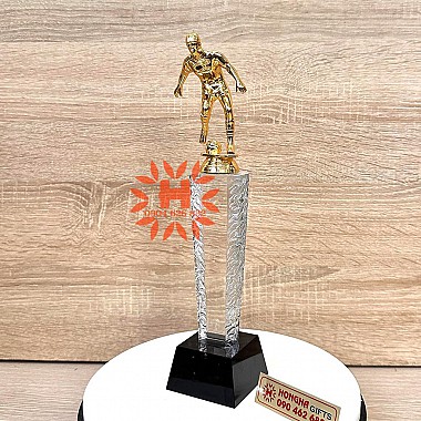 Cúp pha lê cầu thủ bóng đá kim loại thân trụ sần H = 305 mm