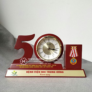 Đồng hồ để bàn savi - quà tặng kỷ niệm 50 năm thành lập bệnh viện - số 50 kỷ niệm